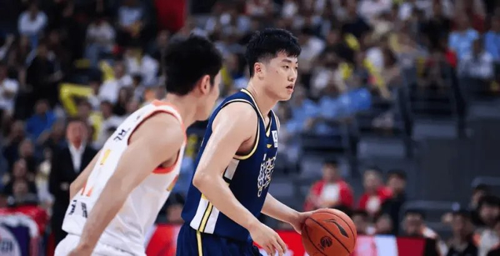 加拿大预测-张皓嘉终暴走！末节打四号位统治攻守，可取代杜润旺，退场时哭了|广东|比赛|球迷|CBA|球员_新浪体育_新浪新闻