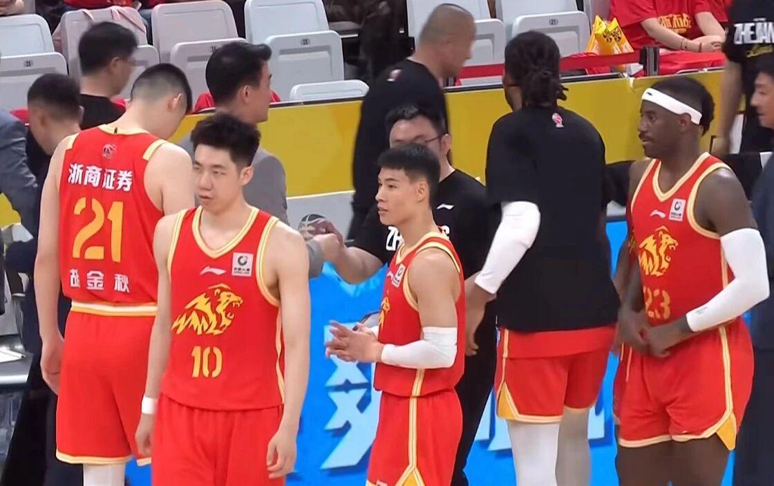 PC结果查询-广厦男篮24分大胜，2-1淘汰山西晋级四强，胡金秋15+7险受伤